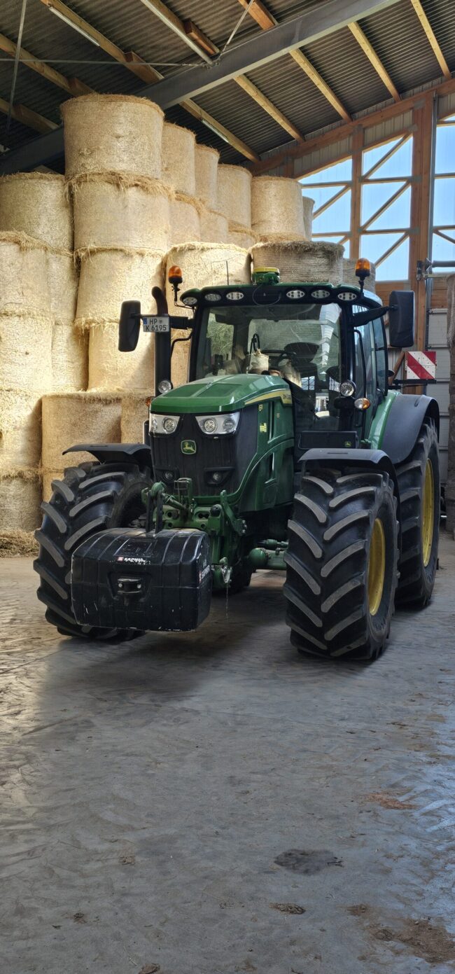 Traktor auf dem Hof Keil